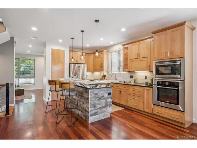 MLS: 4363376 Condo For Sale