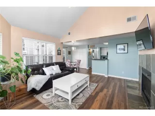 Photo #6: 4386368 Listing