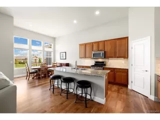 Photo #5: 4386603 Listing