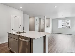 Photo #5: 4391253 Listing 