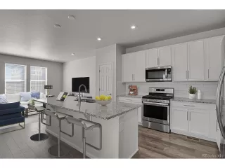 Photo #5: 4392055 Listing