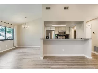 Photo #5: 4394781 Listing