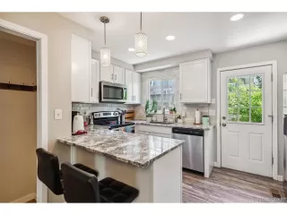 Photo #5: 4401216 Listing