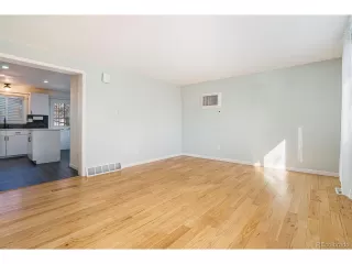 Photo #4: 4404424 Listing