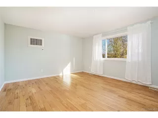 Photo #5: 4404424 Listing