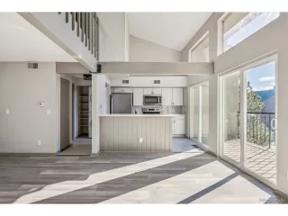 Photo #5: 4404962 Listing