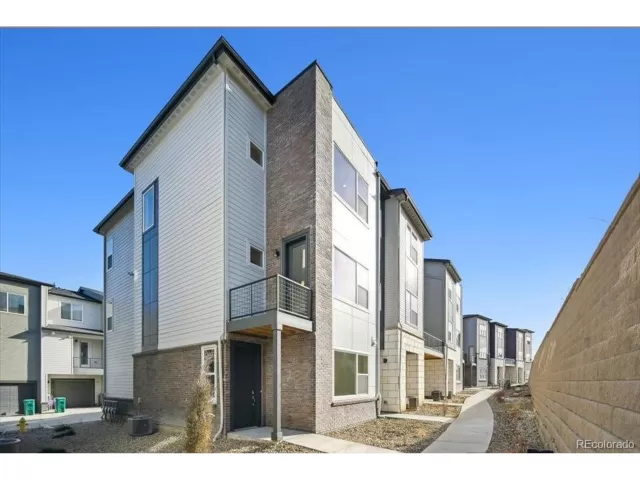 MLS: 4421375 Condo For Sale