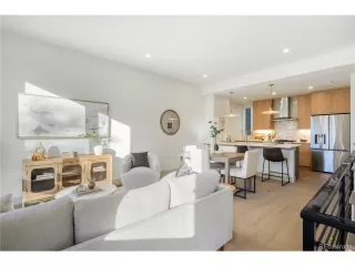 Photo #2: 4425687 Listing 