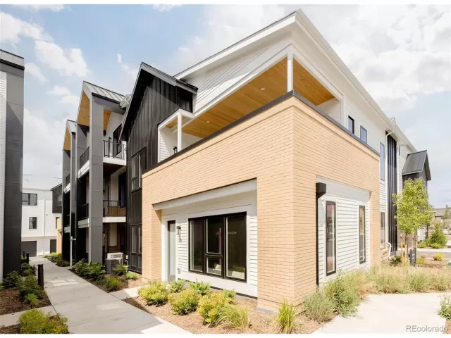 MLS: 4428981 Condo For Sale