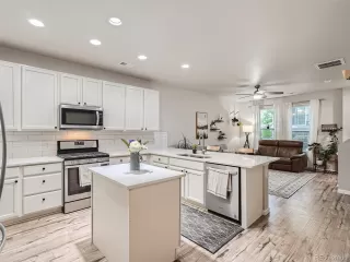 Photo #4: 4434203 Listing