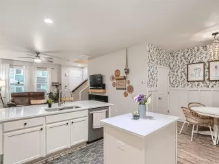 Photo #6: 4434203 Listing