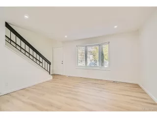 Photo #5: 4451779 Listing