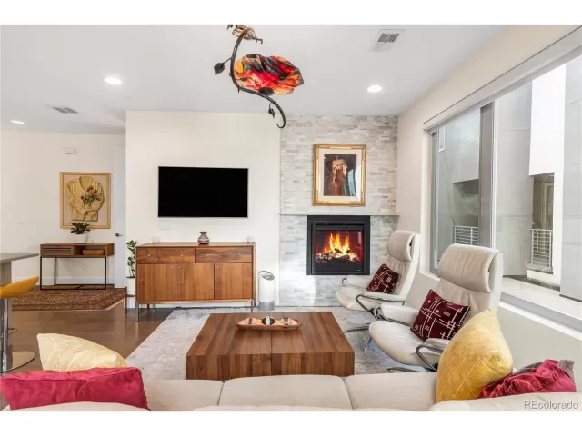 MLS: 4472743 Condo For Sale