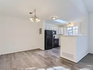 Photo #5: 4530442 Listing