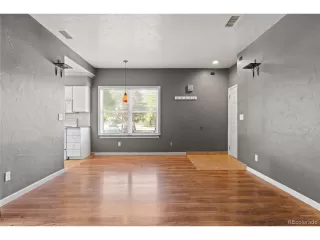 Photo #5: 4551396 Listing