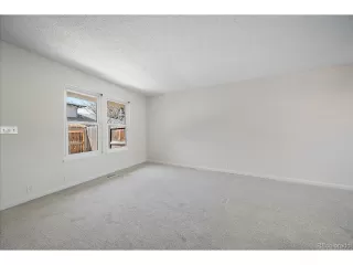 Photo #4: 4558806 Listing