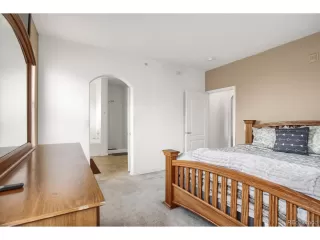 Photo #5: 4562147 Listing