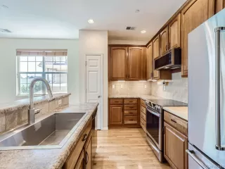 Photo #5: 4584985 Listing