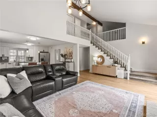 Photo #5: 4613926 Listing 