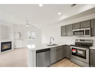 Photo #5: 4614881 Listing