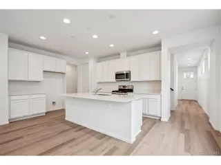 Photo #2: 4685433 Listing