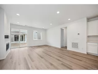 Photo #5: 4685433 Listing
