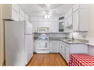 Photo #6: 4733172 Listing