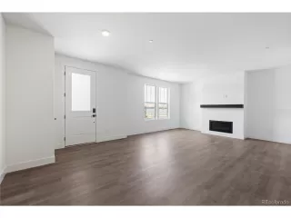 Photo #5: 4743716 Listing