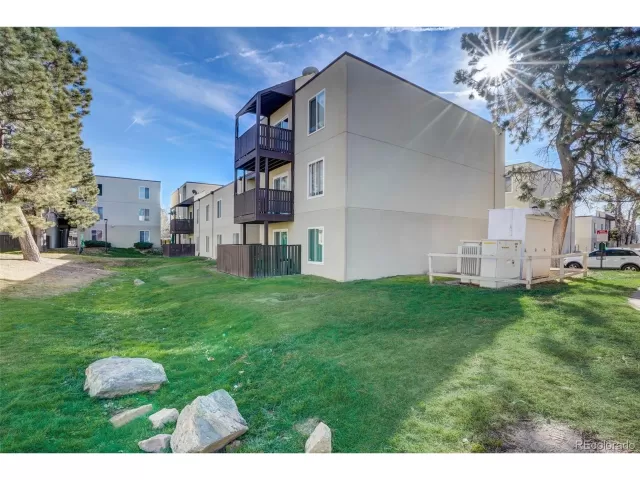 MLS: 4822030 Condo For Sale