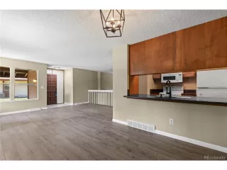 Photo #5: 4822195 Listing