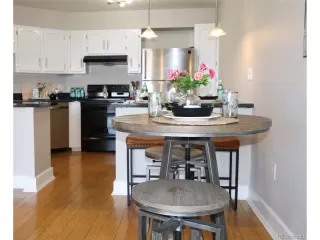 Photo #4: 4861609 Listing