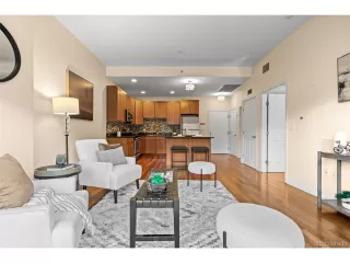 Photo #5: 4886445 Listing