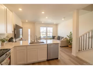 Photo #5: 4909836 Listing