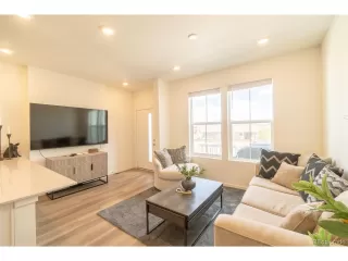 Photo #6: 4909836 Listing