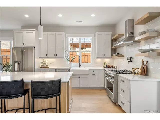 MLS: 4940103 Condo For Sale