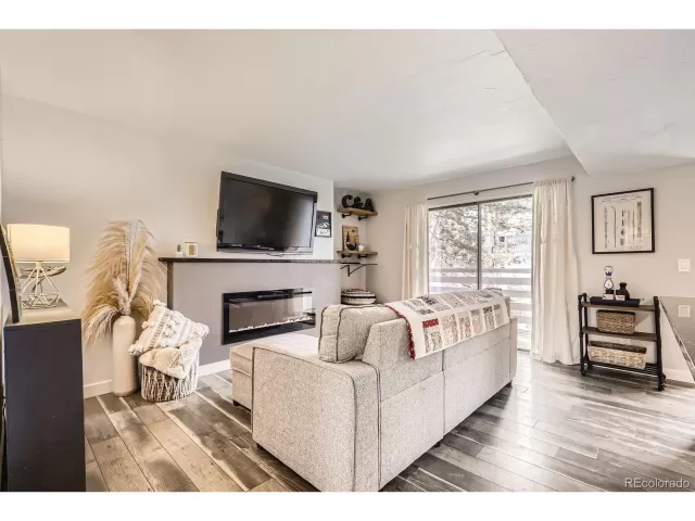 MLS: 4947919 Condo For Sale