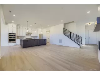 Photo #5: 5027158 Listing