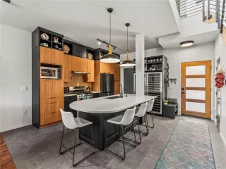 Photo #4: 5042956 Listing