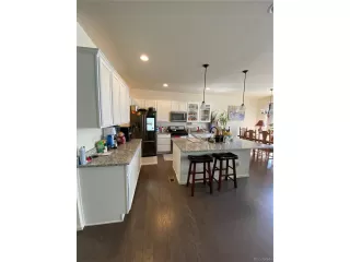 Photo #5: 5043340 Listing