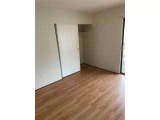 Photo #6: 5043469 Listing