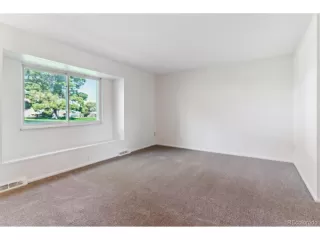 Photo #6: 5048639 Listing