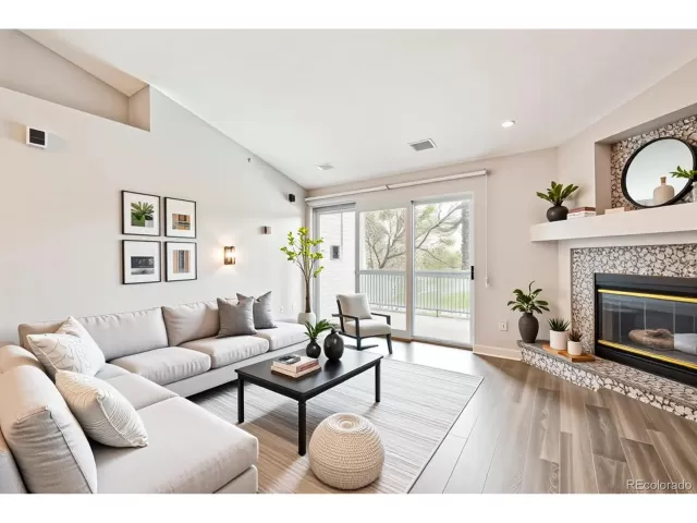 MLS: 5101552 Condo For Sale