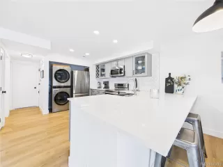 Photo #5: 5256845 Listing