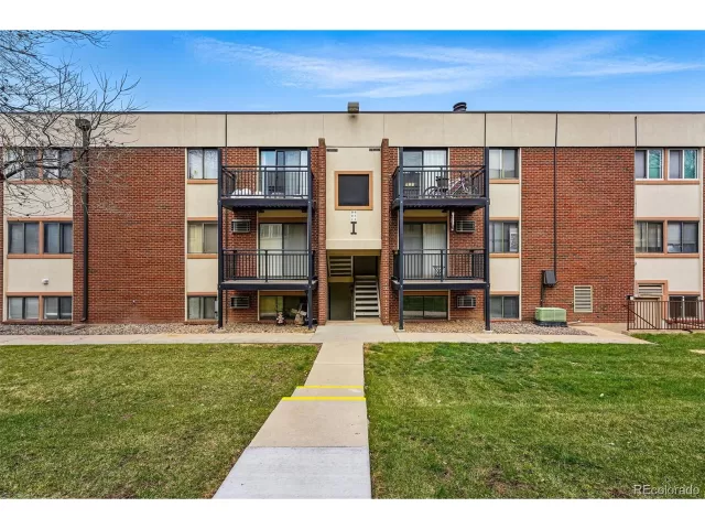 MLS: 5270256 Condo For Sale