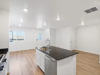 Photo #6: 5668747 Listing