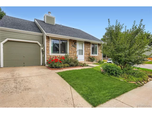 MLS: 5709552 Condo For Sale