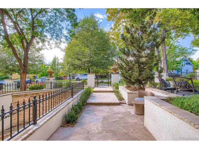 MLS: 5743128 Condo For Sale