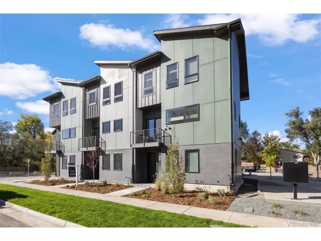 MLS: 5784040 Condo For Sale