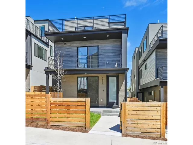 MLS: 5868043 Condo For Sale