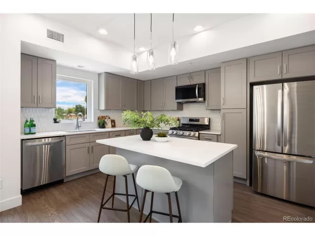 MLS: 5913341 Condo For Sale